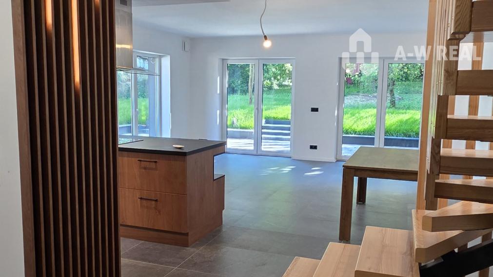 Predám modernú novostavbu polovice poschodového dvojdomu v II. obvode Budapešť, v pokojnej a vyhľadávanej lokalite Budaliget.