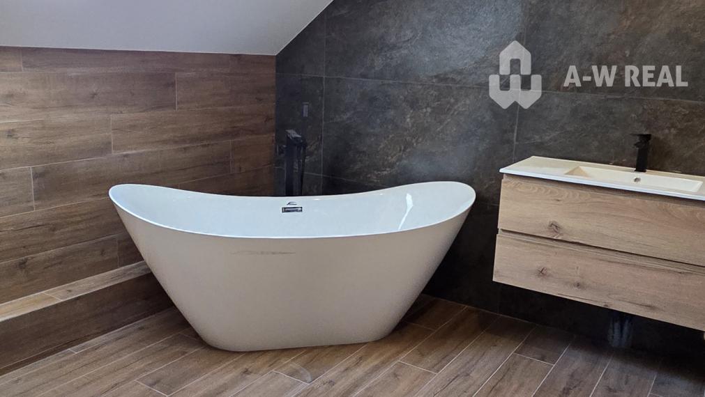 Predám modernú novostavbu polovice poschodového dvojdomu v II. obvode Budapešť, v pokojnej a vyhľadávanej lokalite Budaliget.