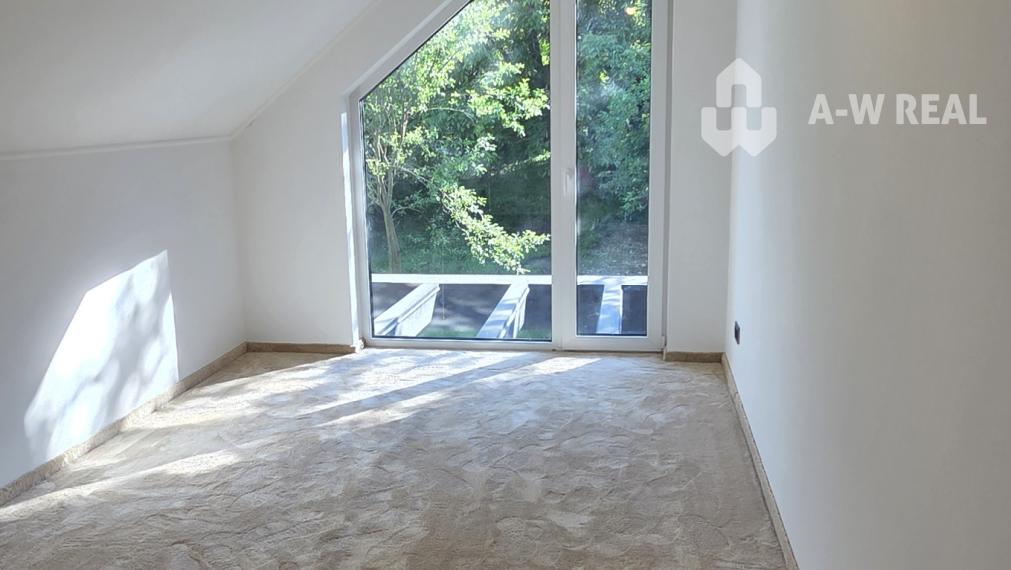 Predám modernú novostavbu polovice poschodového dvojdomu v II. obvode Budapešť, v pokojnej a vyhľadávanej lokalite Budaliget.