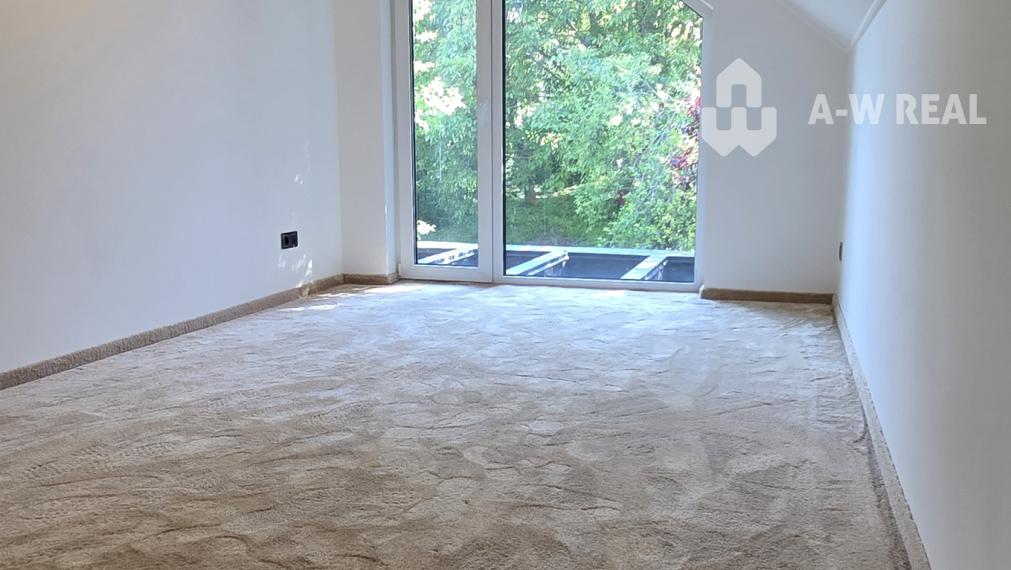 Predám modernú novostavbu polovice poschodového dvojdomu v II. obvode Budapešť, v pokojnej a vyhľadávanej lokalite Budaliget.