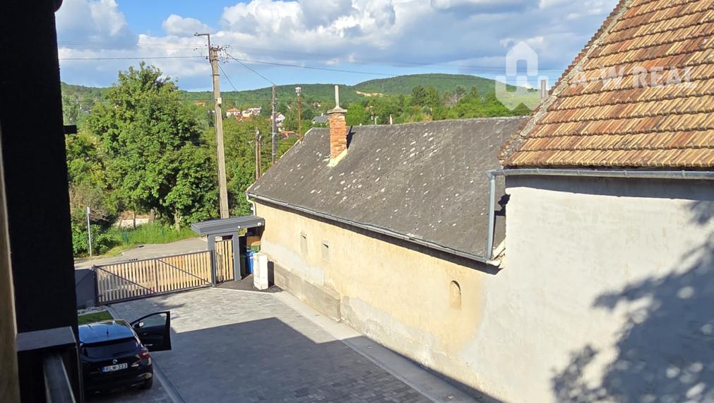 Predám modernú novostavbu polovice poschodového dvojdomu v II. obvode Budapešť, v pokojnej a vyhľadávanej lokalite Budaliget.