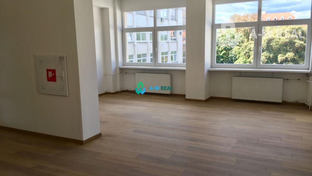 Kancelárský priestor v centre mesta Dunajskej Stredy, bezproblémové parkovanie