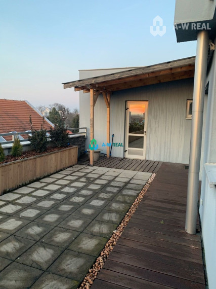 Priestor na bývanie aj na podnikanie!!!!  Priestraný 3 izbový byt v centre mesta s obrovskou terasou.