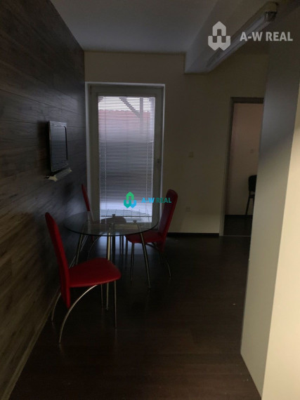 Priestor na bývanie aj na podnikanie!!!!  Priestraný 3 izbový byt v centre mesta s obrovskou terasou.