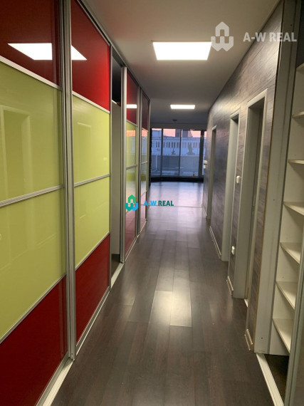 Priestor na bývanie aj na podnikanie!!!!  Priestraný 3 izbový byt v centre mesta s obrovskou terasou.