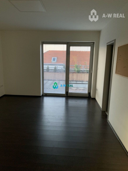 Priestor na bývanie aj na podnikanie!!!!  Priestraný 3 izbový byt v centre mesta s obrovskou terasou.