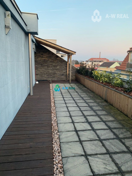 Priestor na bývanie aj na podnikanie!!!!  Priestraný 3 izbový byt v centre mesta s obrovskou terasou.