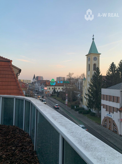 Priestor na bývanie aj na podnikanie!!!!  Priestraný 3 izbový byt v centre mesta s obrovskou terasou.