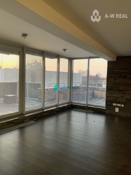 Priestor na bývanie aj na podnikanie!!!!  Priestraný 3 izbový byt v centre mesta s obrovskou terasou.