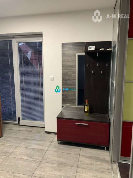 Priestor na bývanie aj na podnikanie!!!!  Priestraný 3 izbový byt v centre mesta s obrovskou terasou.