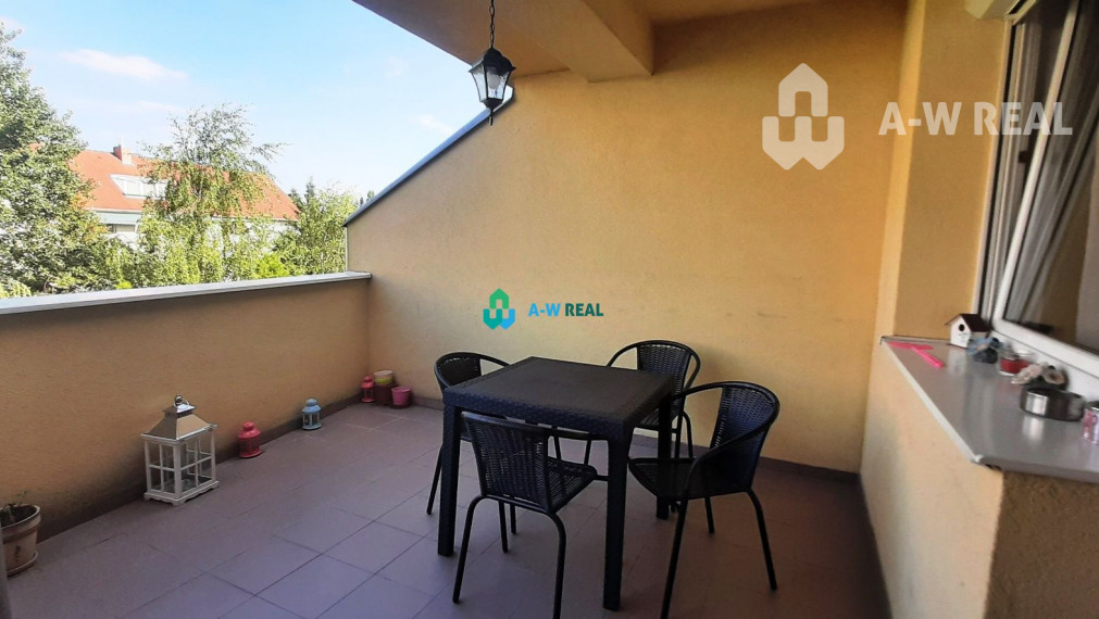 Na predaj slnečný, veľkometrážny 3-izbový byt s veľkým balkónom a vlastnou garážou v západnej časti Dunajskej Stredy