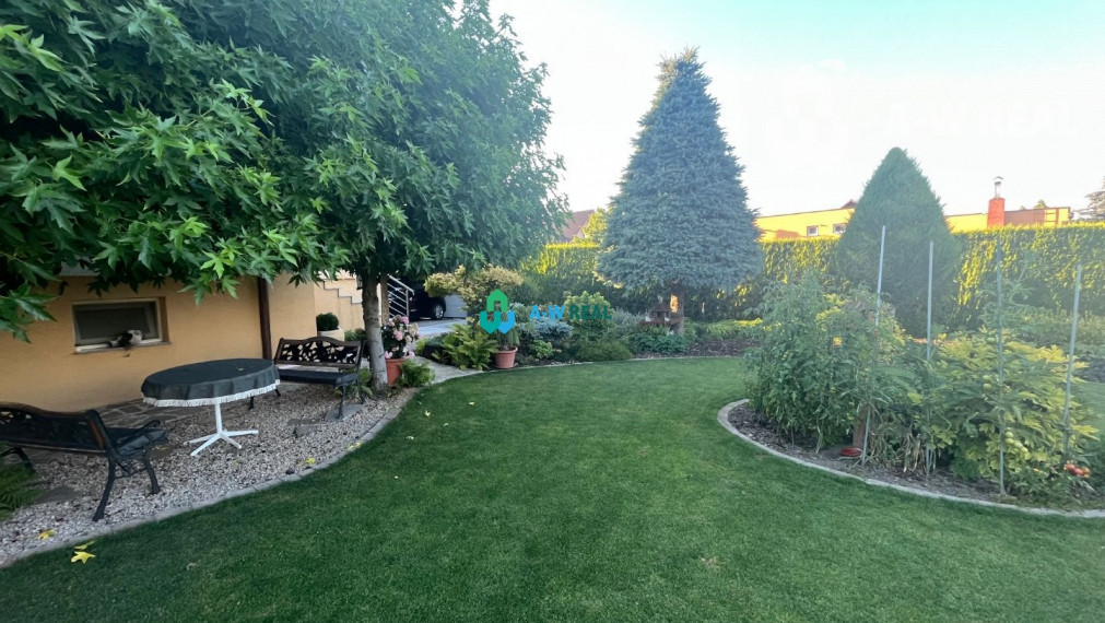 Znížená cena!  Rodinný dom s vnútorným aj vonkajším bazénom na krásne upravenom pozemku.