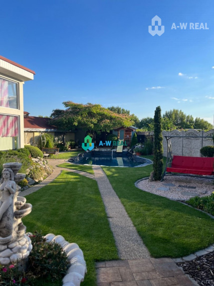 Znížená cena!  Rodinný dom s vnútorným aj vonkajším bazénom na krásne upravenom pozemku.