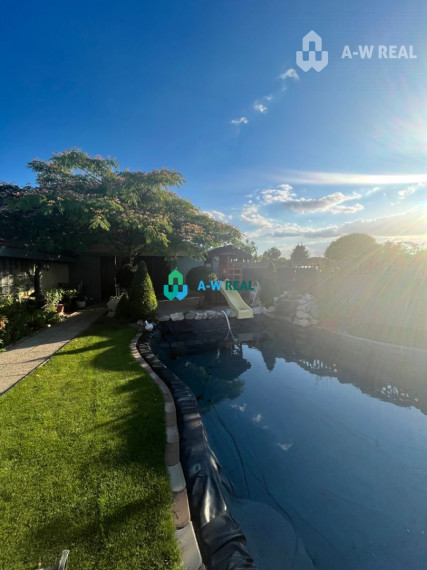 Znížená cena!  Rodinný dom s vnútorným aj vonkajším bazénom na krásne upravenom pozemku.