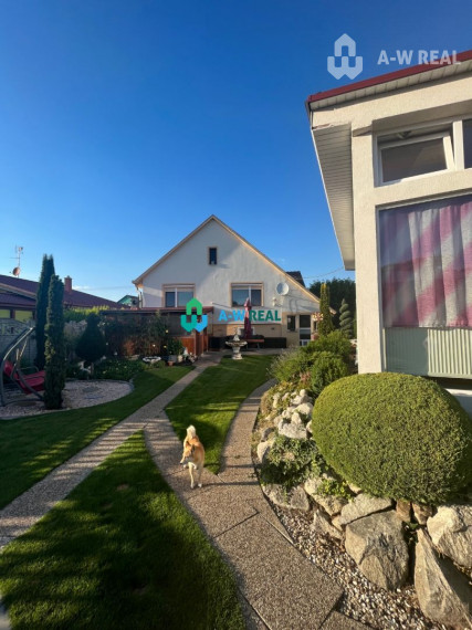 Znížená cena!  Rodinný dom s vnútorným aj vonkajším bazénom na krásne upravenom pozemku.