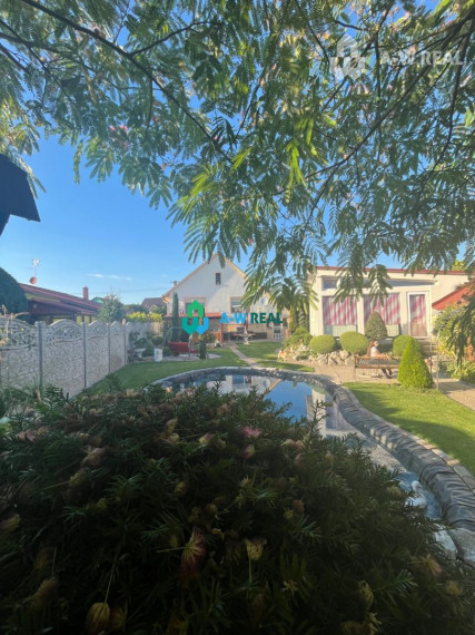 Znížená cena!  Rodinný dom s vnútorným aj vonkajším bazénom na krásne upravenom pozemku.