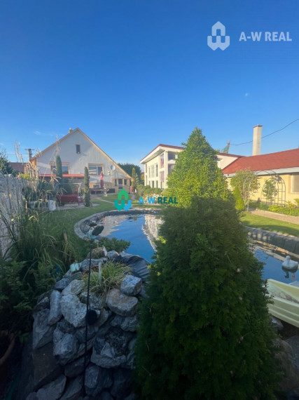 Znížená cena!  Rodinný dom s vnútorným aj vonkajším bazénom na krásne upravenom pozemku.