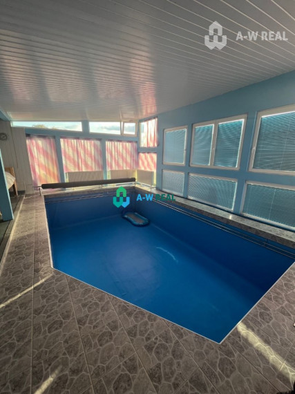 Znížená cena!  Rodinný dom s vnútorným aj vonkajším bazénom na krásne upravenom pozemku.