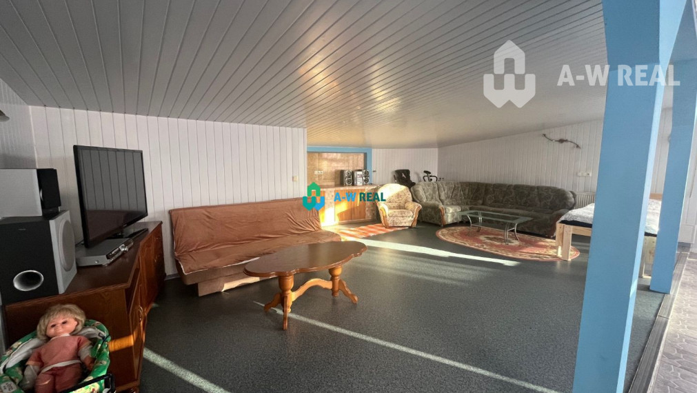 Znížená cena!  Rodinný dom s vnútorným aj vonkajším bazénom na krásne upravenom pozemku.