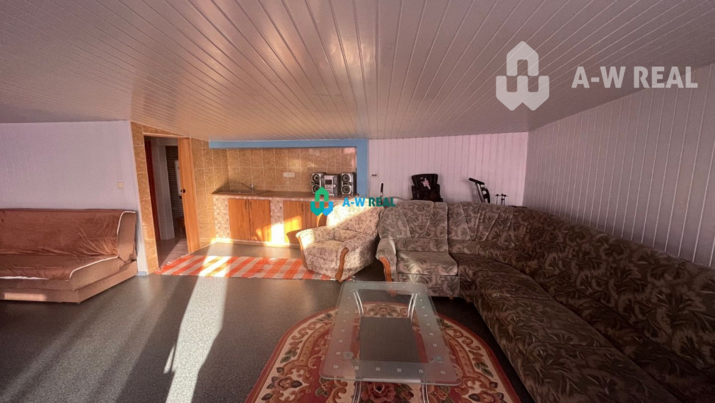 Znížená cena!  Rodinný dom s vnútorným aj vonkajším bazénom na krásne upravenom pozemku.