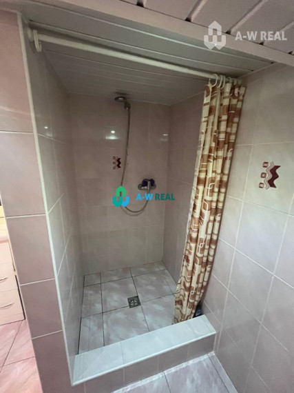 Znížená cena!  Rodinný dom s vnútorným aj vonkajším bazénom na krásne upravenom pozemku.