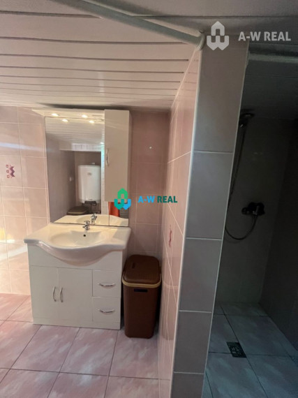 Znížená cena!  Rodinný dom s vnútorným aj vonkajším bazénom na krásne upravenom pozemku.