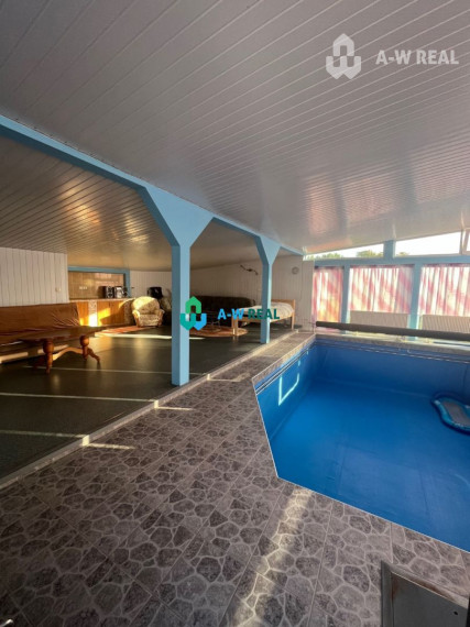 Znížená cena!  Rodinný dom s vnútorným aj vonkajším bazénom na krásne upravenom pozemku.