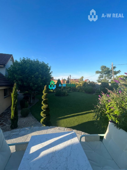 Znížená cena!  Rodinný dom s vnútorným aj vonkajším bazénom na krásne upravenom pozemku.