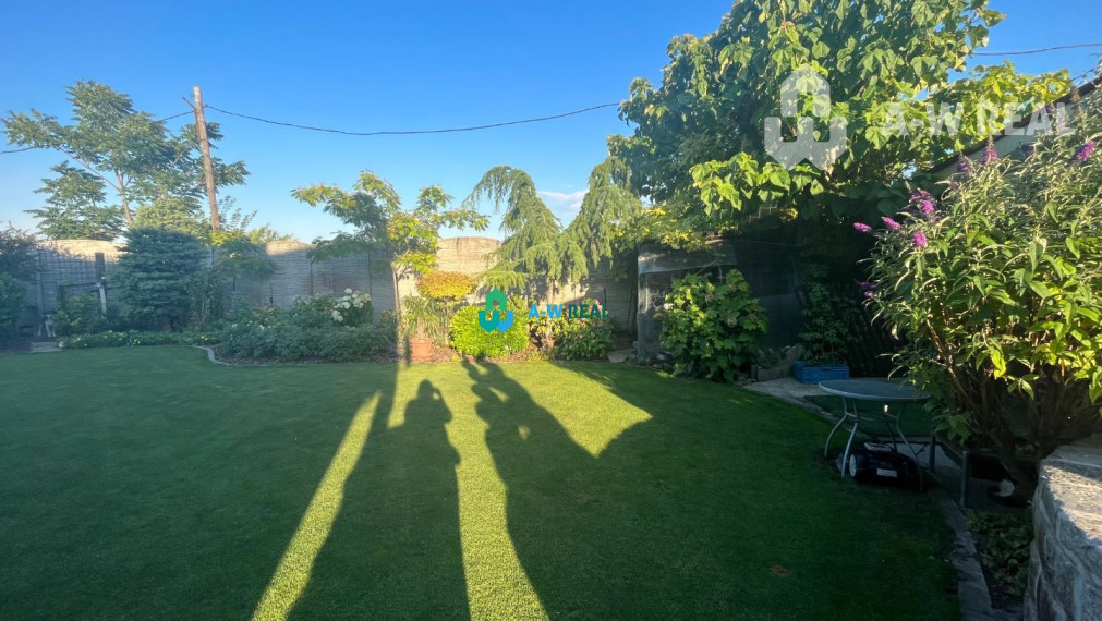 Znížená cena!  Rodinný dom s vnútorným aj vonkajším bazénom na krásne upravenom pozemku.