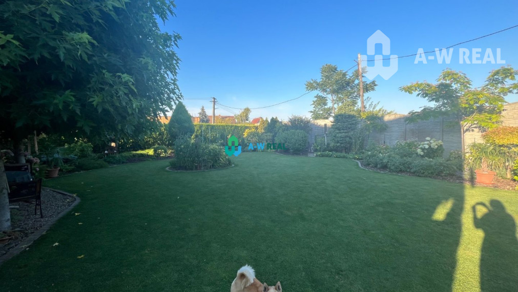 Znížená cena!  Rodinný dom s vnútorným aj vonkajším bazénom na krásne upravenom pozemku.