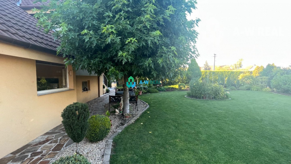 Znížená cena!  Rodinný dom s vnútorným aj vonkajším bazénom na krásne upravenom pozemku.