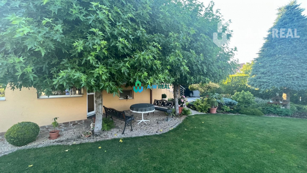 Znížená cena!  Rodinný dom s vnútorným aj vonkajším bazénom na krásne upravenom pozemku.