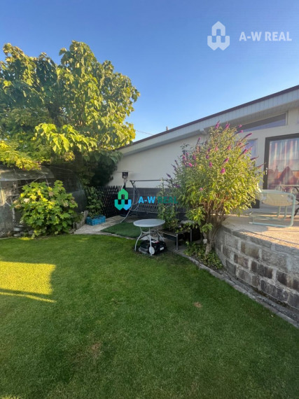 Znížená cena!  Rodinný dom s vnútorným aj vonkajším bazénom na krásne upravenom pozemku.