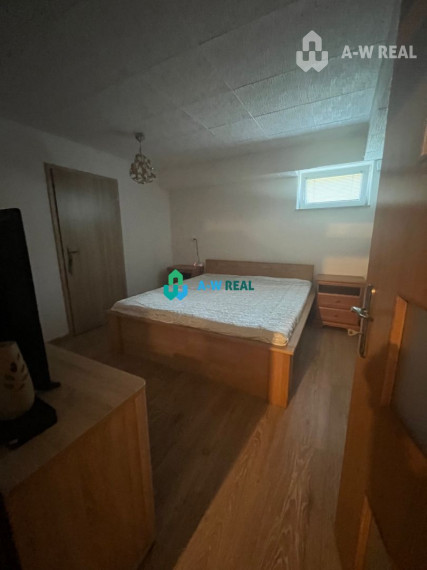 Znížená cena!  Rodinný dom s vnútorným aj vonkajším bazénom na krásne upravenom pozemku.