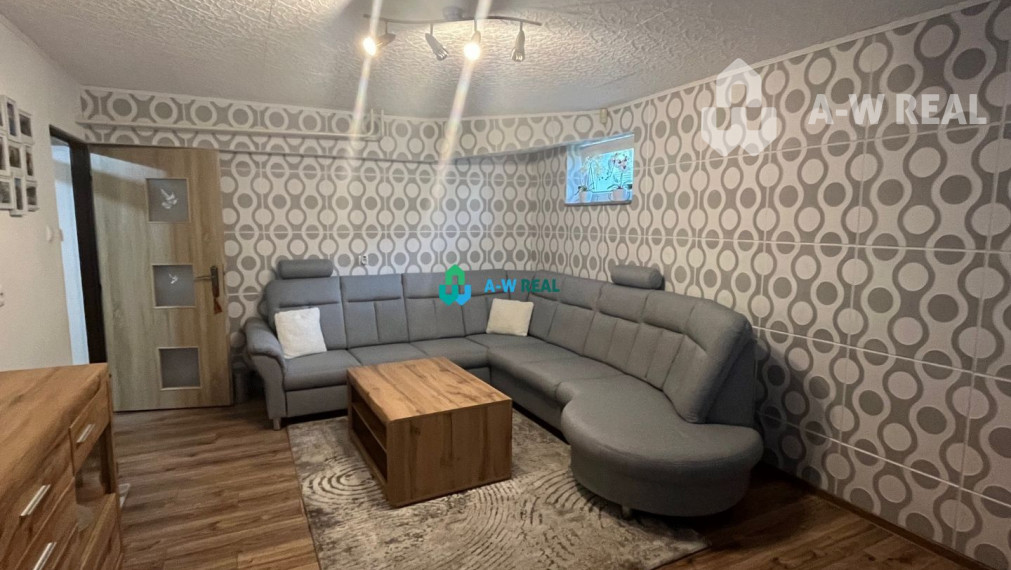 Znížená cena!  Rodinný dom s vnútorným aj vonkajším bazénom na krásne upravenom pozemku.