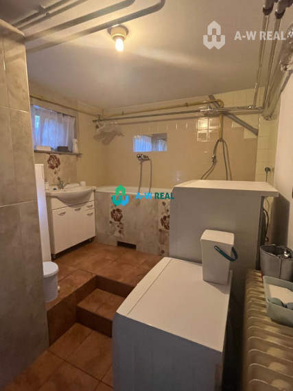 Znížená cena!  Rodinný dom s vnútorným aj vonkajším bazénom na krásne upravenom pozemku.