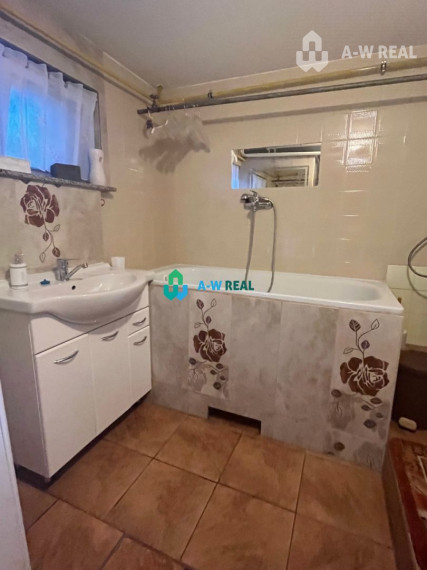 Znížená cena!  Rodinný dom s vnútorným aj vonkajším bazénom na krásne upravenom pozemku.