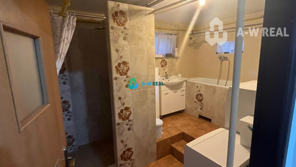 Znížená cena!  Rodinný dom s vnútorným aj vonkajším bazénom na krásne upravenom pozemku.