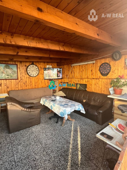 Znížená cena!  Rodinný dom s vnútorným aj vonkajším bazénom na krásne upravenom pozemku.