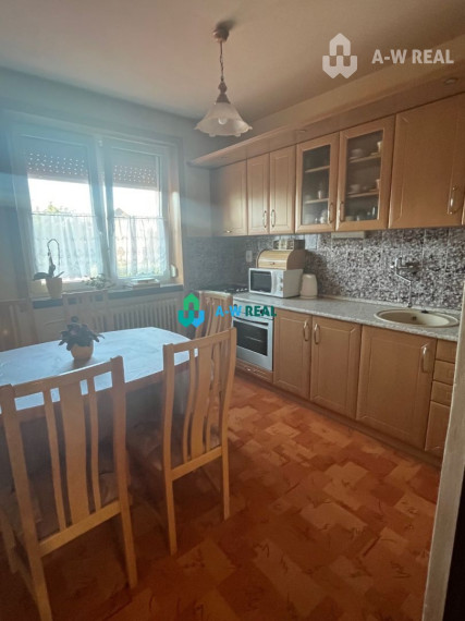 Znížená cena!  Rodinný dom s vnútorným aj vonkajším bazénom na krásne upravenom pozemku.