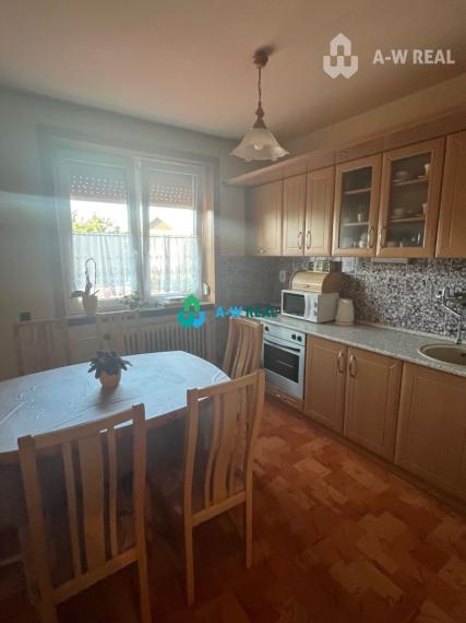 Znížená cena!  Rodinný dom s vnútorným aj vonkajším bazénom na krásne upravenom pozemku.