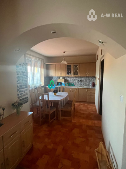 Znížená cena!  Rodinný dom s vnútorným aj vonkajším bazénom na krásne upravenom pozemku.