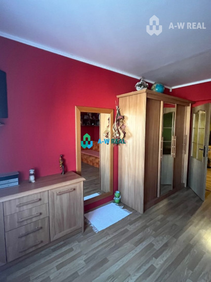 Znížená cena!  Rodinný dom s vnútorným aj vonkajším bazénom na krásne upravenom pozemku.