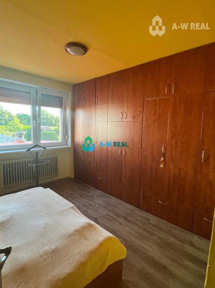 Znížená cena!  Rodinný dom s vnútorným aj vonkajším bazénom na krásne upravenom pozemku.