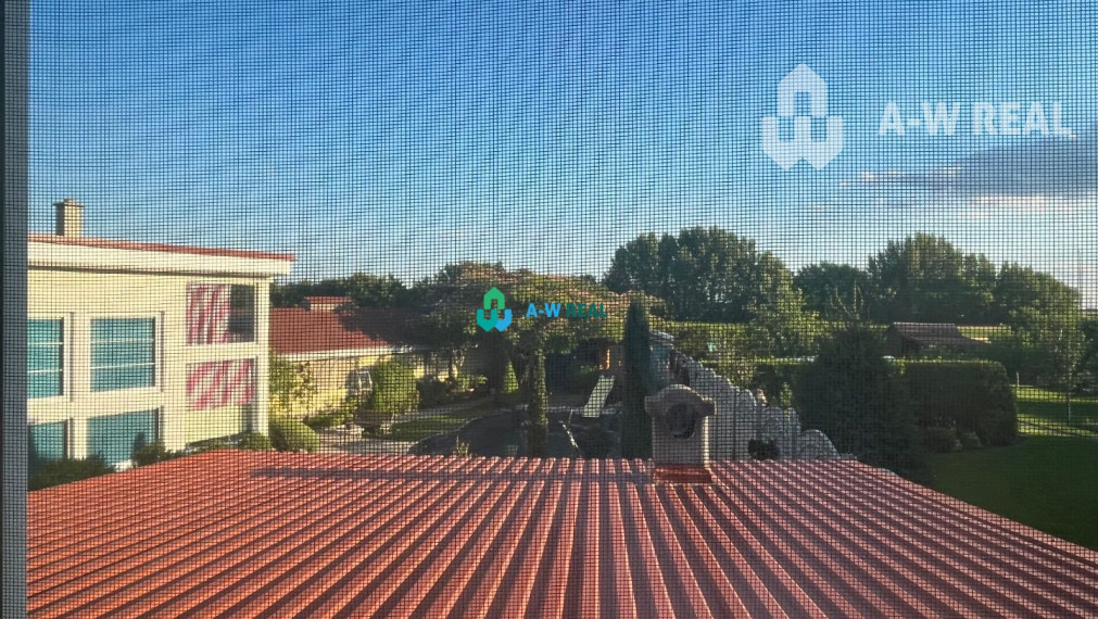 Znížená cena!  Rodinný dom s vnútorným aj vonkajším bazénom na krásne upravenom pozemku.