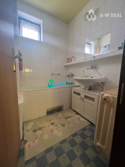 Znížená cena!  Rodinný dom s vnútorným aj vonkajším bazénom na krásne upravenom pozemku.