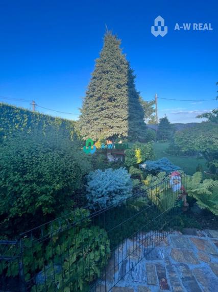 Znížená cena!  Rodinný dom s vnútorným aj vonkajším bazénom na krásne upravenom pozemku.