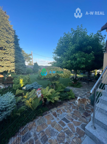 Znížená cena!  Rodinný dom s vnútorným aj vonkajším bazénom na krásne upravenom pozemku.