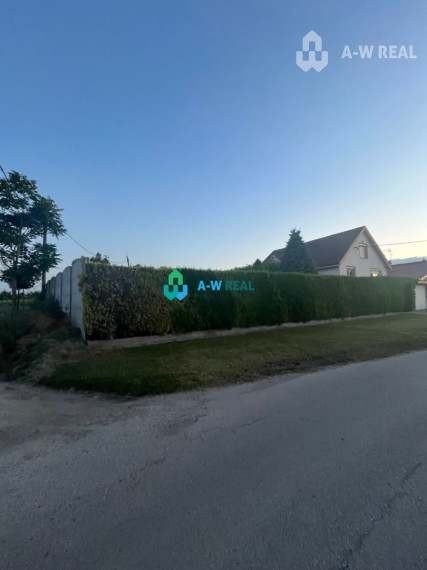 Znížená cena!  Rodinný dom s vnútorným aj vonkajším bazénom na krásne upravenom pozemku.