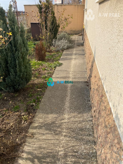 Exkluzívna ponuka - čiastočne  prerobený 4-izbový rodinný dom na predaj v Kútnikoch pri hlavnej ceste 63, 1 km od DS a 47 km od BA